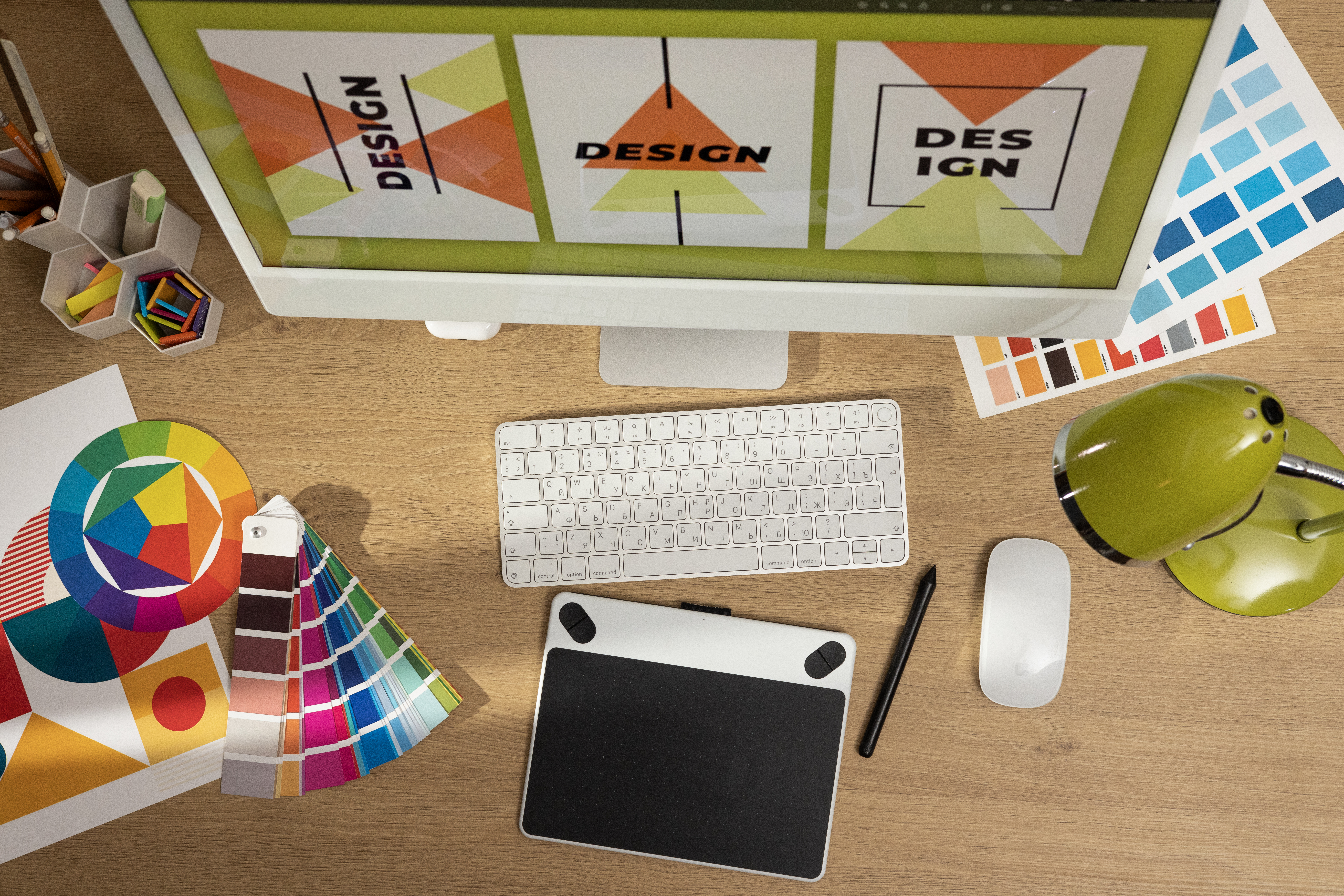 Equipo multidisciplinar en estudio creativo de branding colaborando, rodeados de muestras de logotipos y proyectos de marca